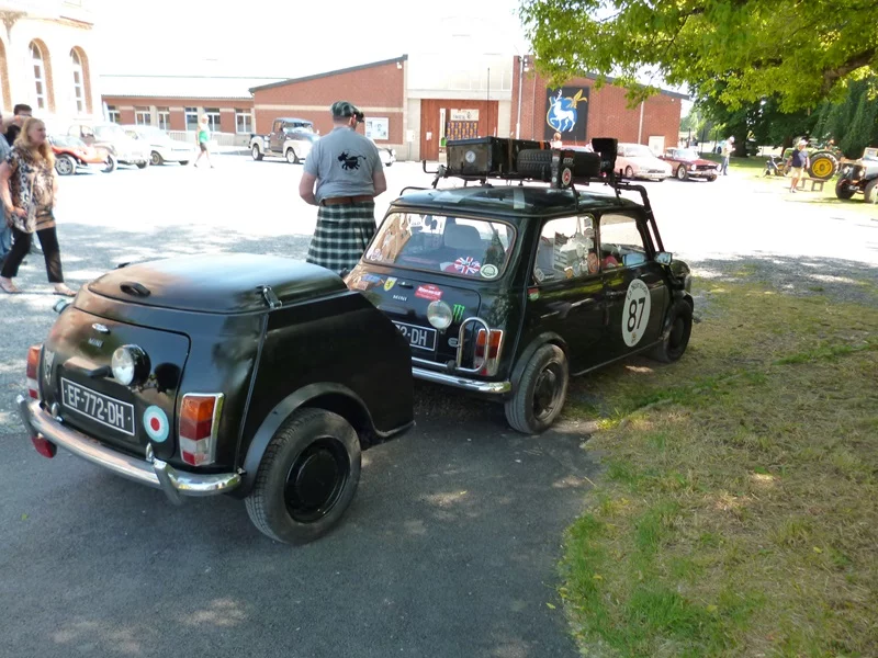 Austin Mini 1000 et sa remorque sur mesure présente à l'Institut d'Anchin lors du rassemblement de voitures anciennes du dimanche 4 juin 2023.