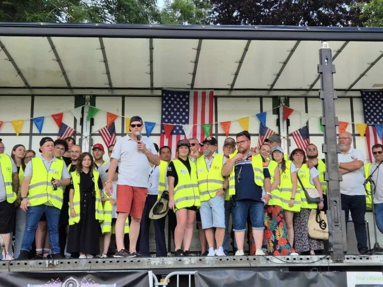 Portrait des bénévoles de l'édition 2024 des Doyennes d'Achin debout sur la scène.