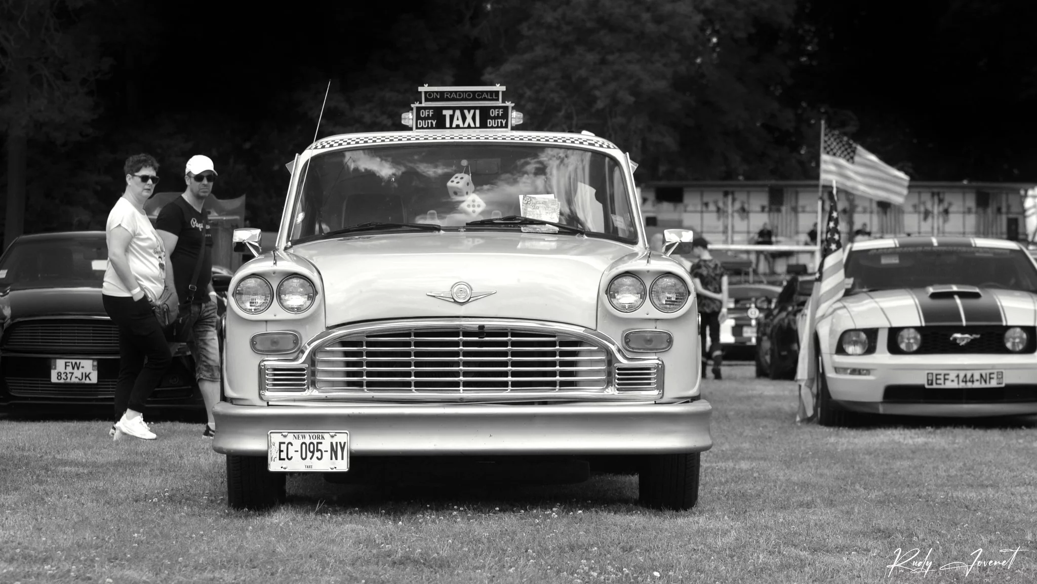 Photo en noir et blanc d'un taxi Checker de New-York exposé aux Doyennes d'Anchin en juin 2024.