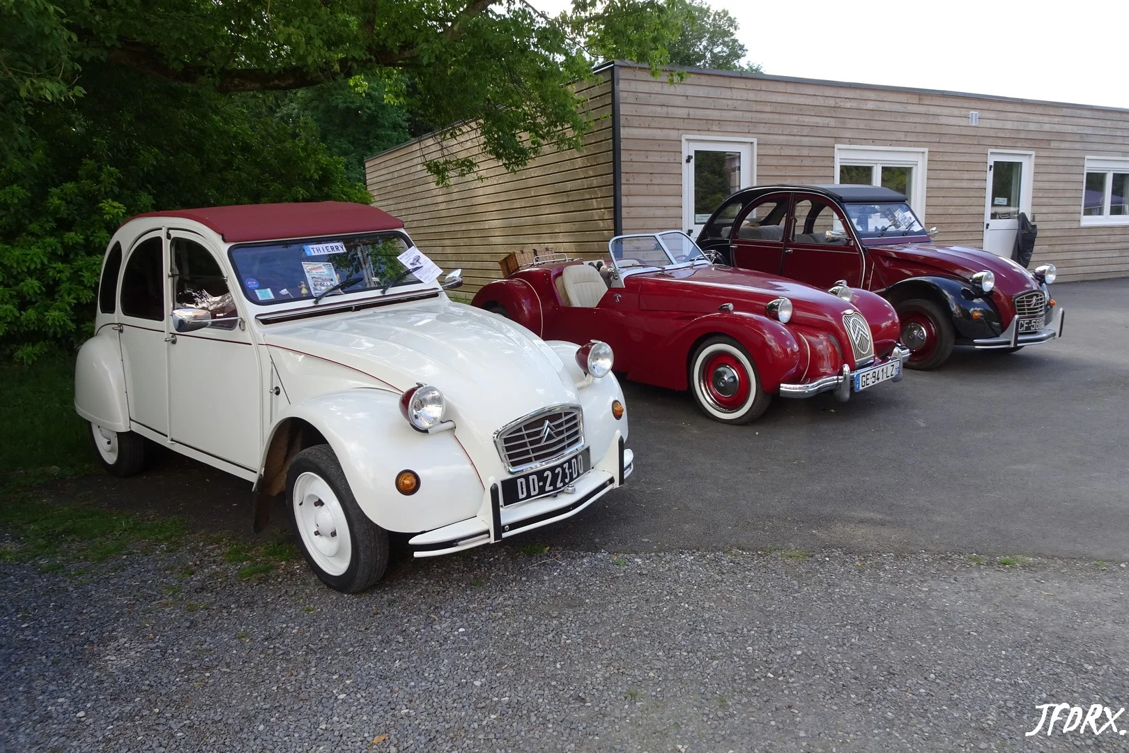 Alignement de 3 Citroën (une 2CV blanche, une 2CV Burton rouge et une 2 CV de couleur bordeaux) à l'édition 2024 des Doyennes d'Anchin.