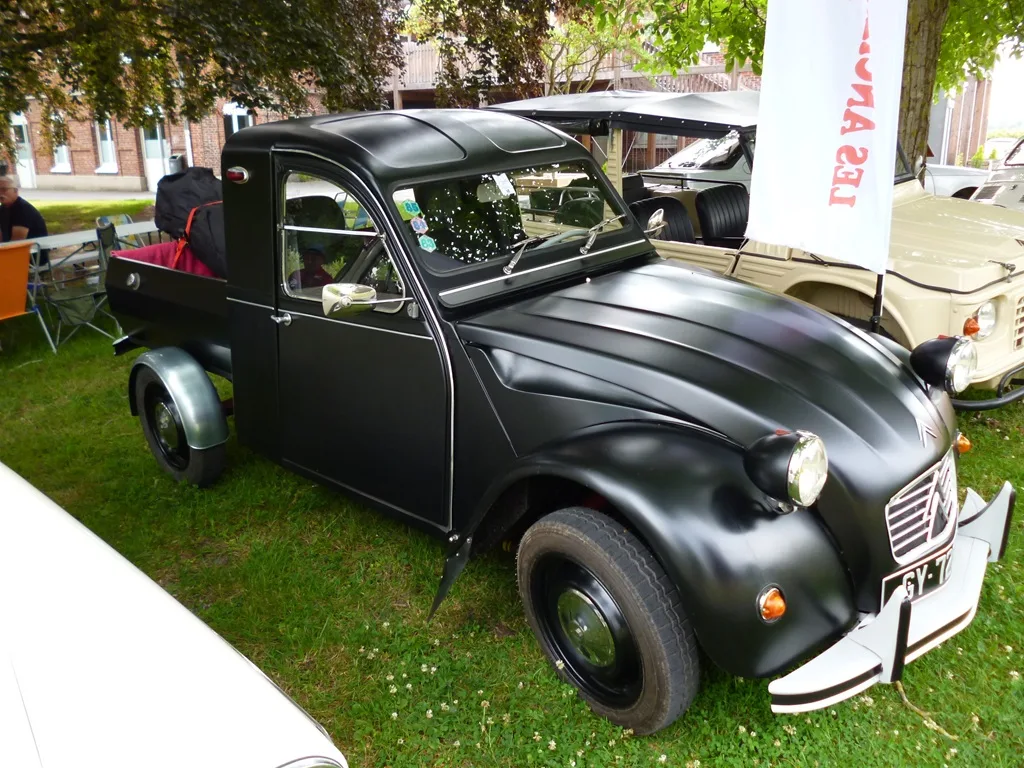 Photo d'une Citroën 2CV Pickup exposée aux Doyennes d'Anchin le dimanche 22 juin 2025 à Pecquencourt (Nord).