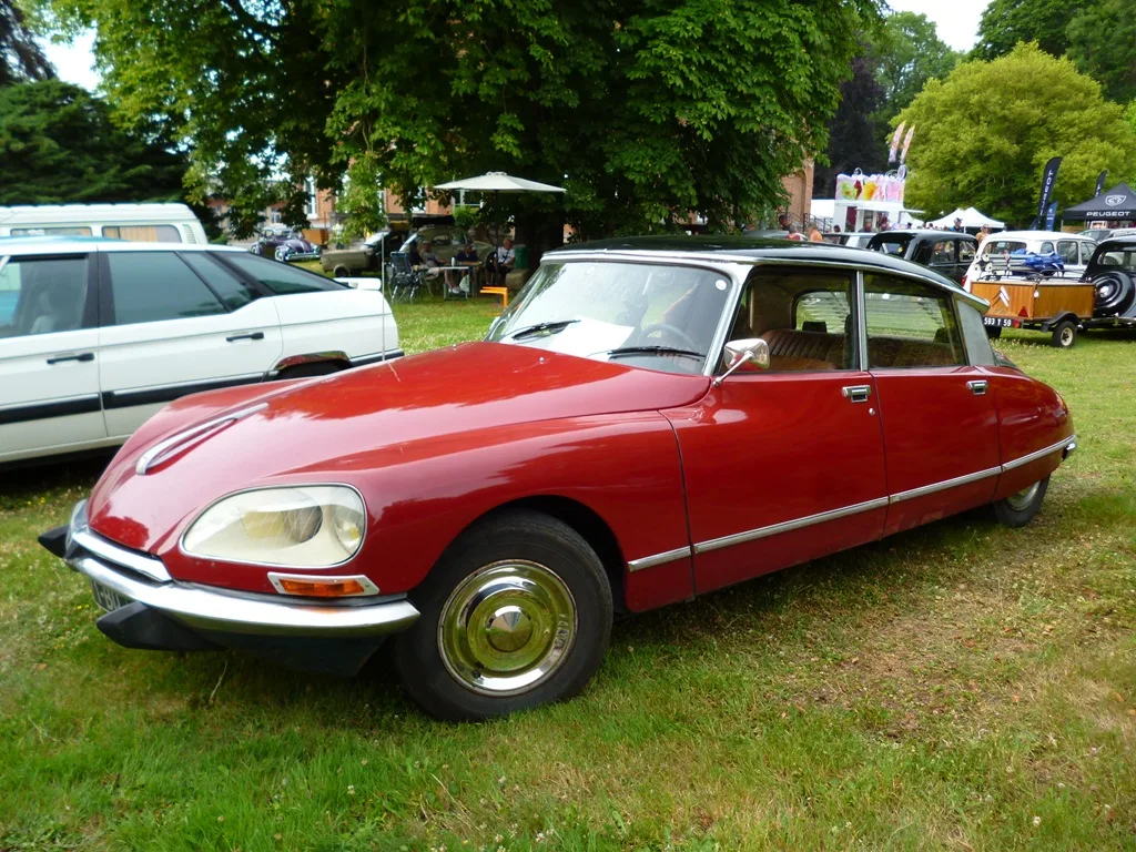 Photo d'une Citroën ID20 dans le parc de l'Institut d'Anchin lors du rassemblement de véhicules anciens de juin 2025.