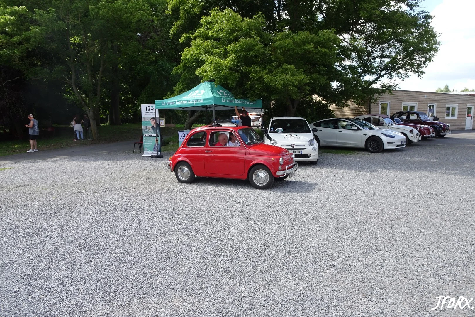 Fiat 500 de couleur rouge lors de la seconde édition du rassemblement des Doyennes d'Anchin en 2024.