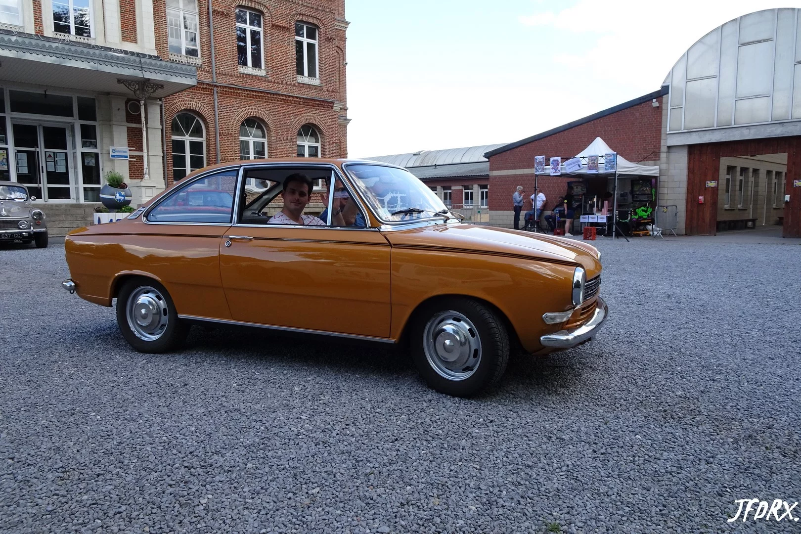 Fiat 800 Coupé de couleur caramel dans la cour principale de l'Institut d'Anchin le 23 juin 2024.
