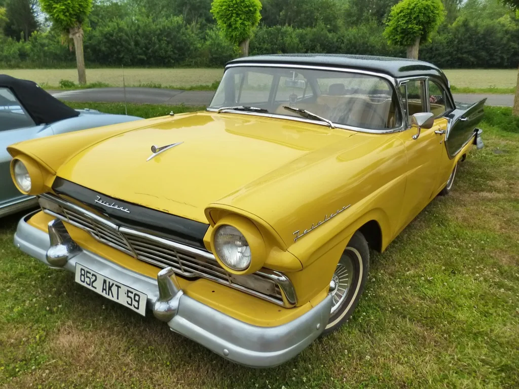 Photo d'une Ford Fairlane lors de la troisième édition du rassemblement de véhicules anciens et sportifs à Anchin (Nord).