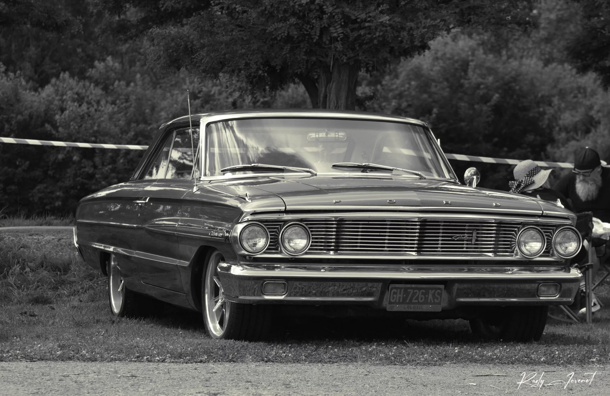 Photo en noir et blanc d'une Ford Galaxie dans le parc de l'Institut d'Anchin le 23/06/24.