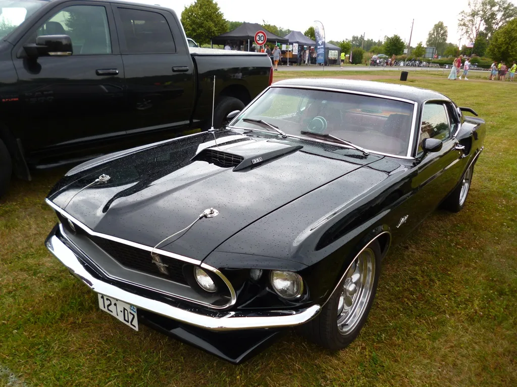 Photo d'une Ford Mustang Coupé de 1970 garée à l'entrée de l'Institut d'Anchin le 22 juin 2025.