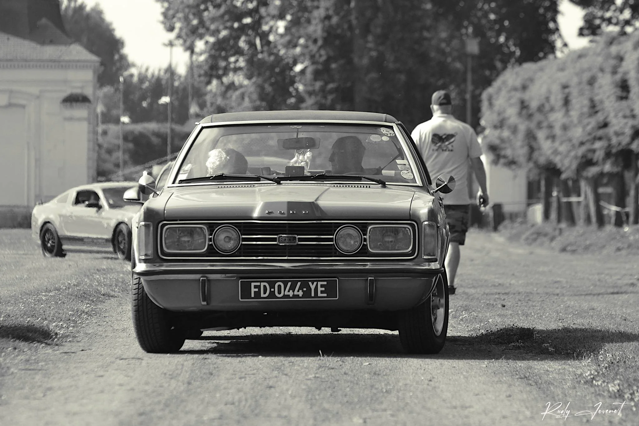 Photo en noir et blanc d'une Ford Taunus GXL Coupé à l'entrée de l'Institut d'Anchin le 23/06/2024.