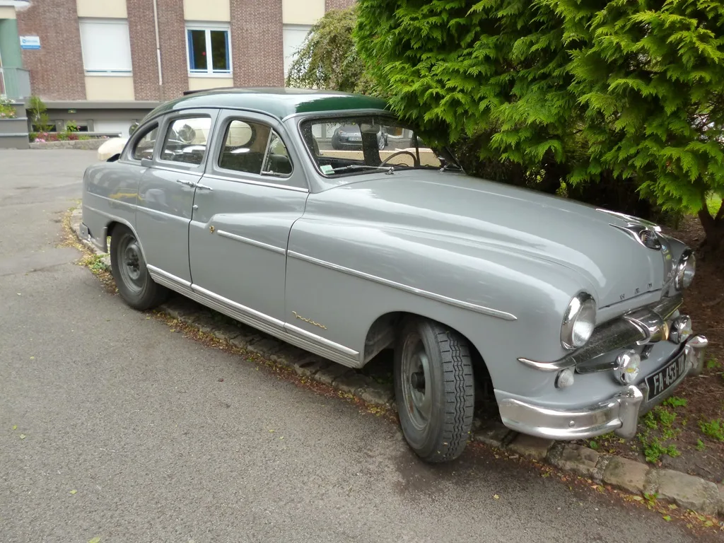 Photo d'une Ford Vendôme présente le dimanche 22 juin 2025 lors du rassemblement des Doyennes d'Anchin à Pecquencourt (59).