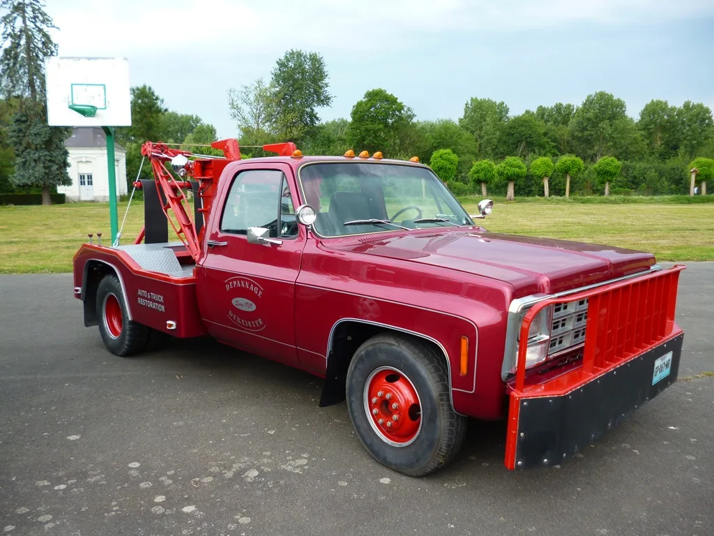 Photo d'un GMC C3500 équipée dépanneuse présentée lors du rassemblement de voitures anciennes à Anchin le 22/06/25.