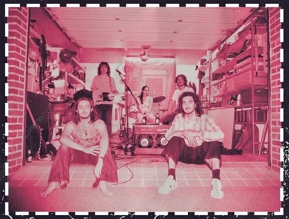 Photo à l'effet vieilli vintage des membres du groupe de rock Hazel.