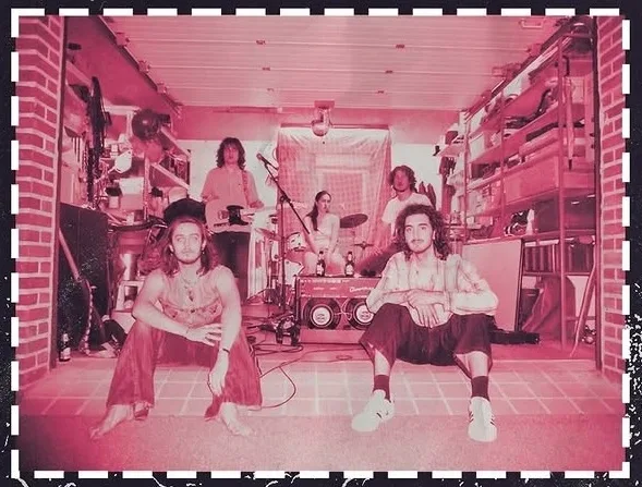 Photo à l'effet vieilli vintage des membres du groupe de rock Hazel.