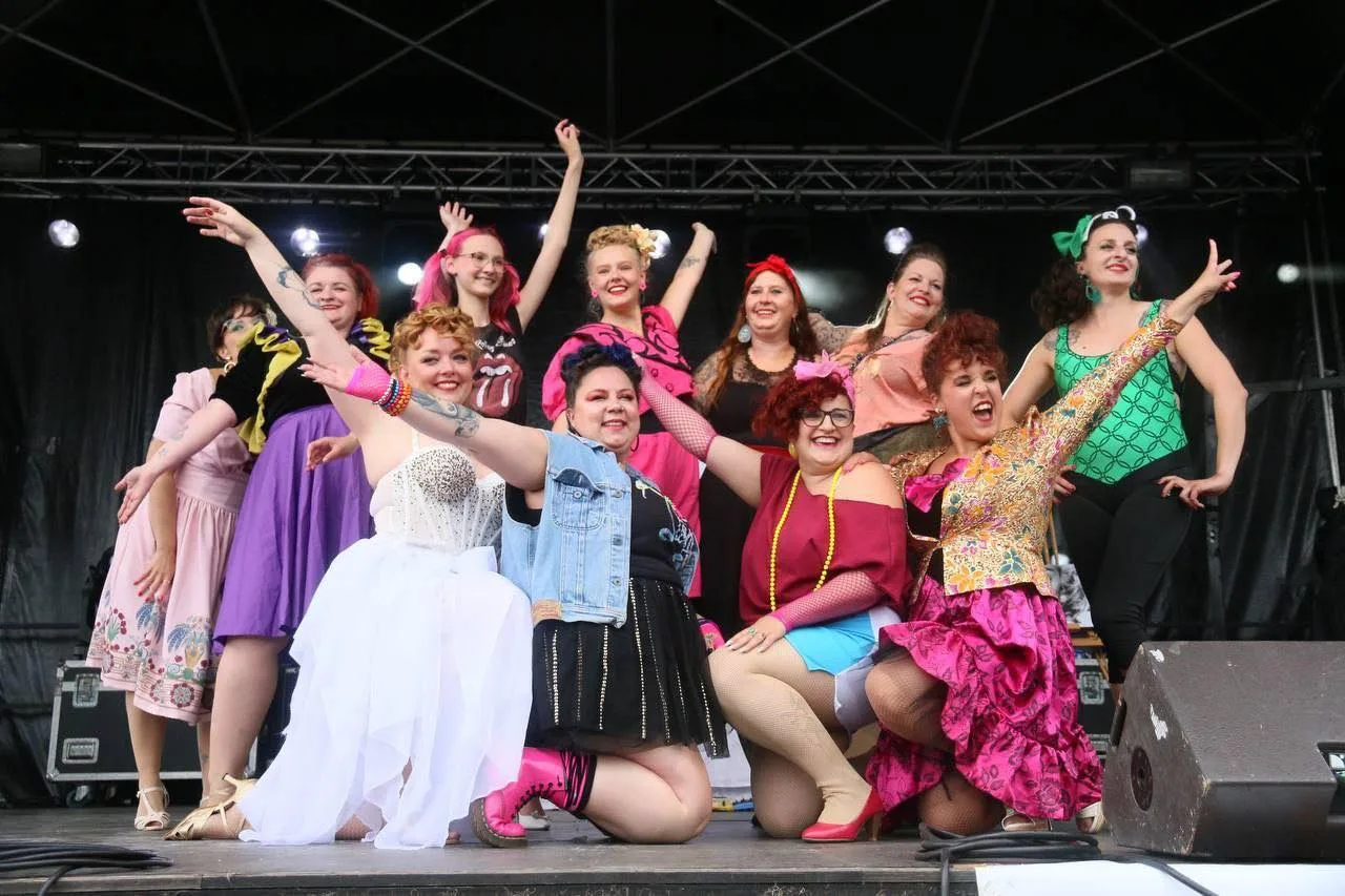 Photo du groupe de femmes de l'association Les Pin-Ups en Nord sur scène.