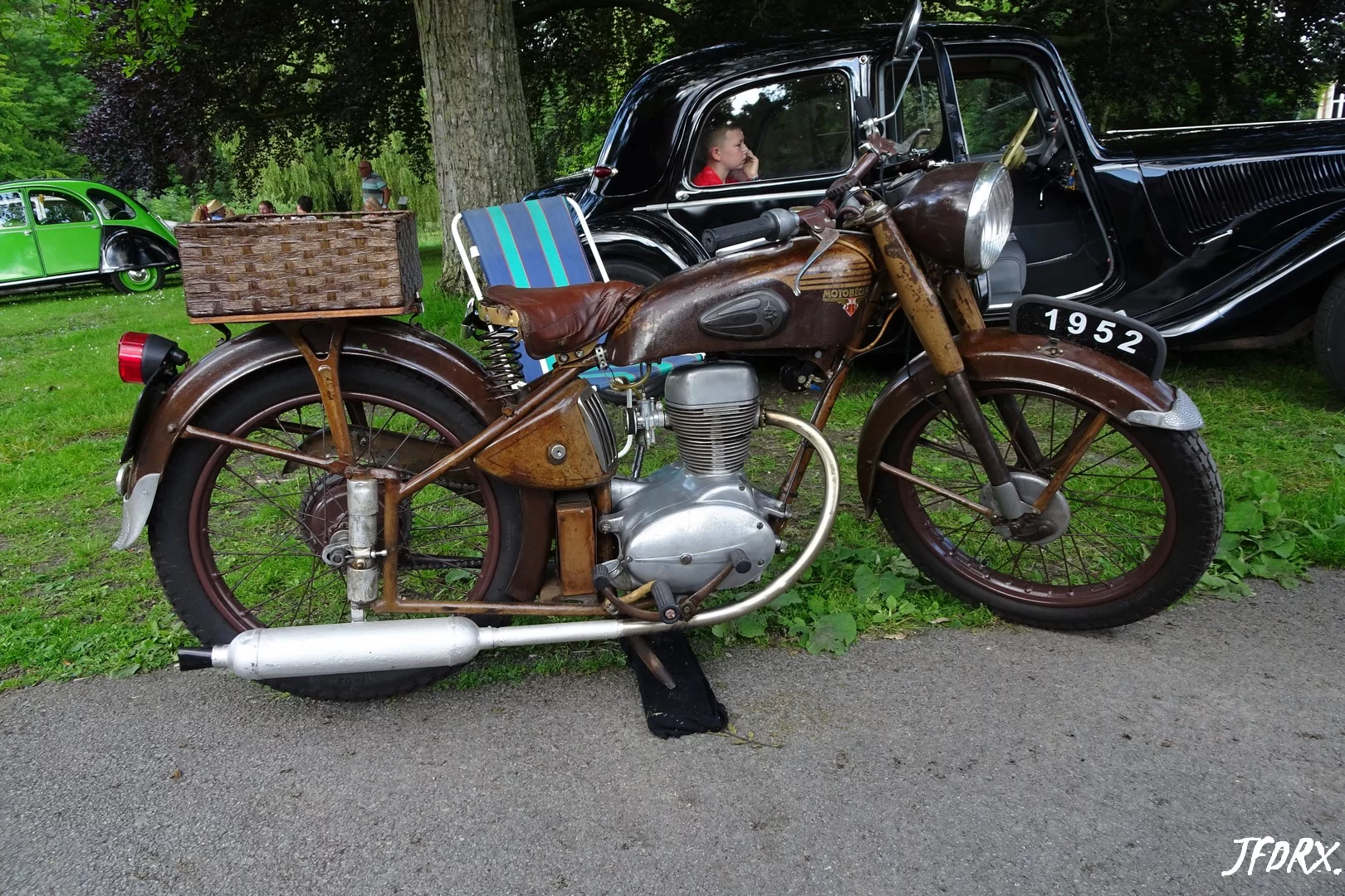 Motobécane D45s de 1952 de couleur bois posée sur a béquille lors de la deuxième édition des Doyennes d'Anchin.