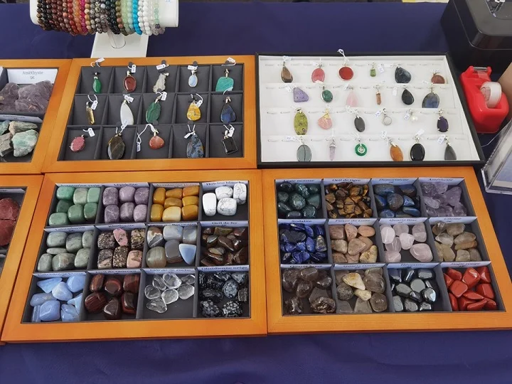 Minéraux et bijoux en pierres naturelles vendus par Natura Conception.