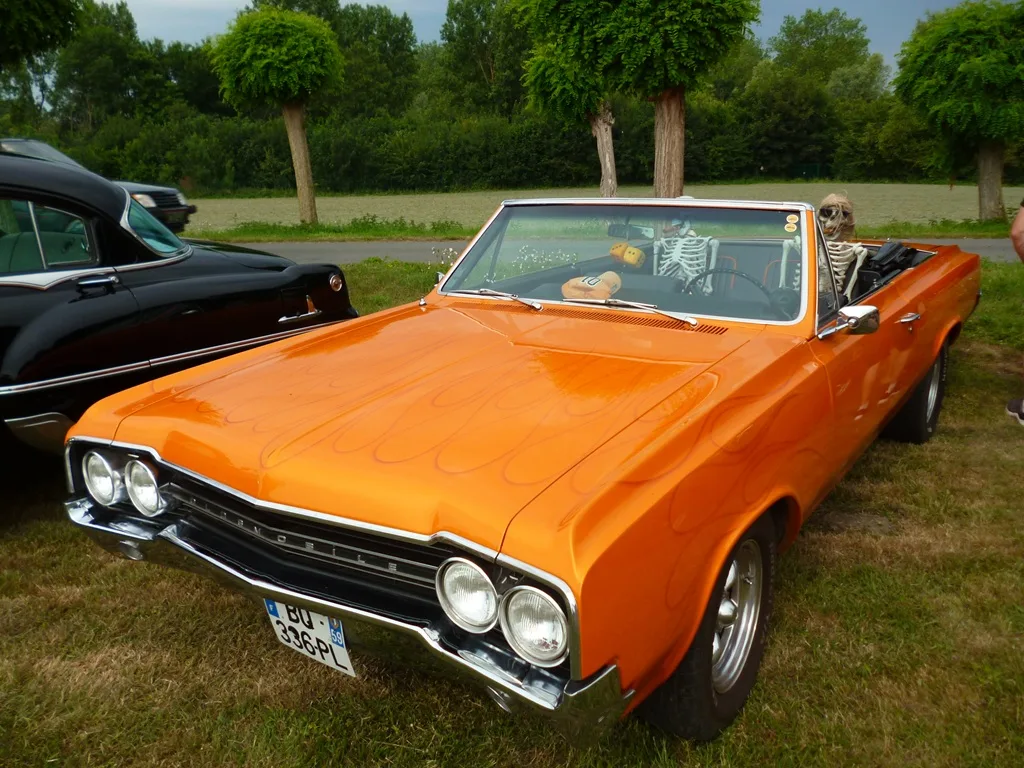 Photo d'une Oldsmobile Cutlass lors de la 3ième édition du rassemblement à l'Institut d'Anchin en 2025.