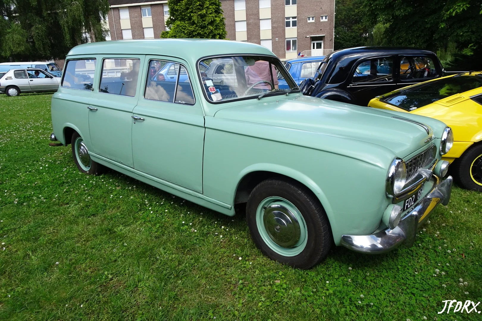 Peugeot 403 break de couleur vert amande présente dans le parc de l'Institut d'Anchin le 23 juin 2024.