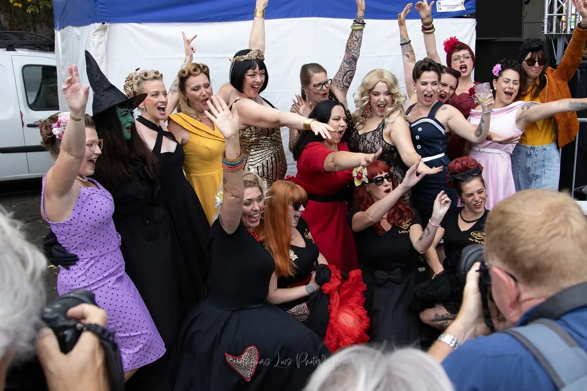 Photo de groupe des Pin-Ups en Nord habillées en robes classiques d'époque.