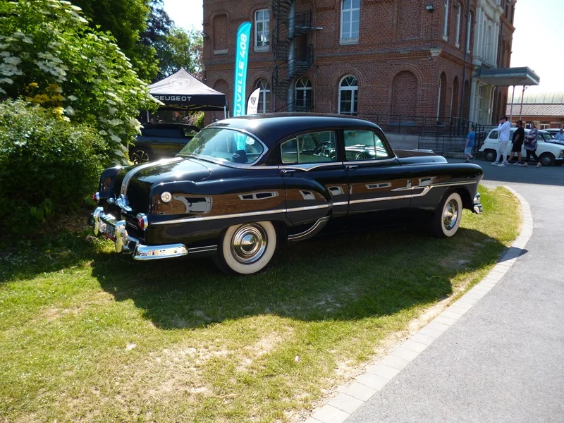Pontiac Chieftain présente à l'édition 2023 du rassemblement Les Doyennes d'Anchin à Pecquencourt (59).