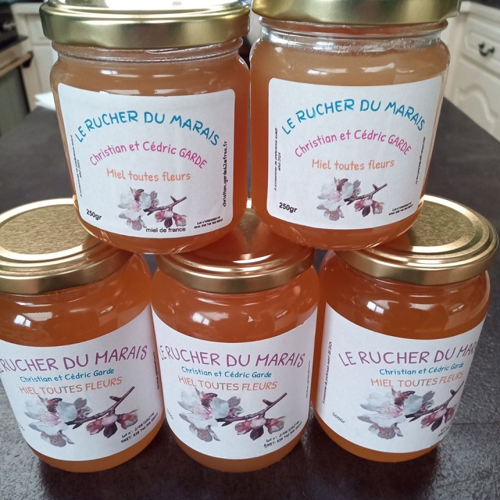Pots de 250 grammes de miel toutes fleurs vendus par Le Rucher du Marais.