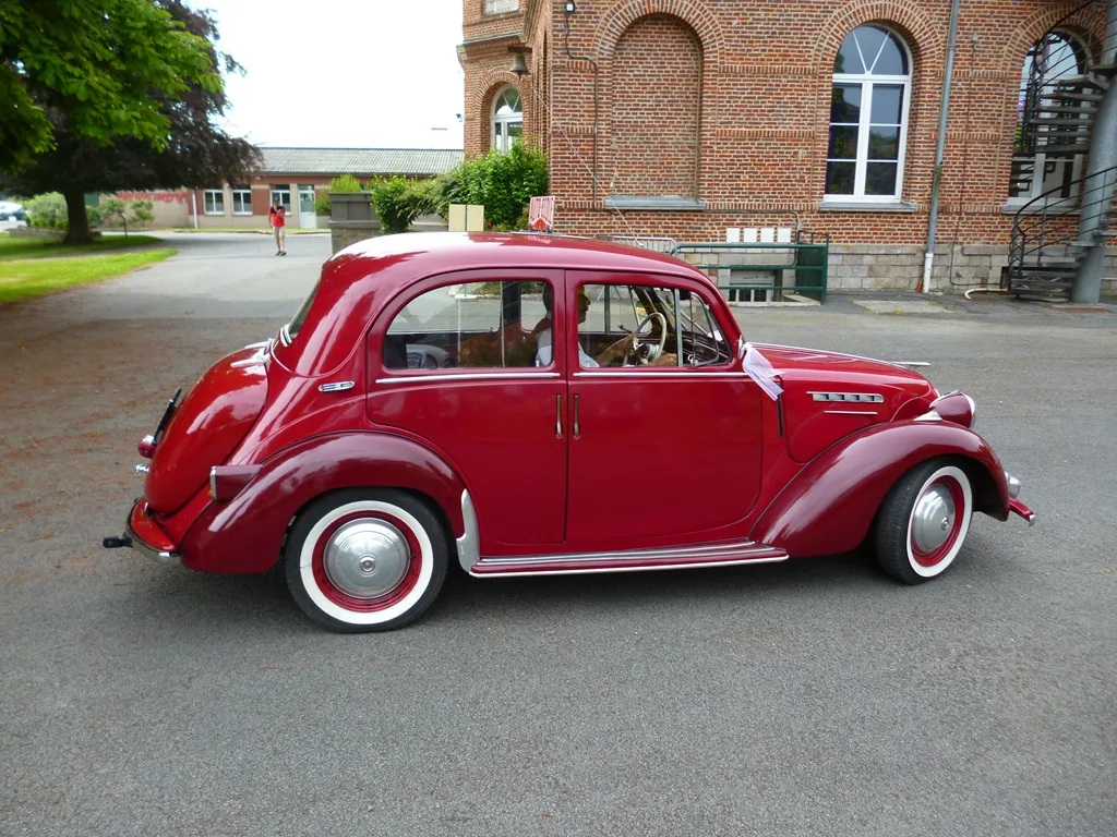 Photo d'une Simca 8 équipée auto-école présente le 22/06/25 à Anchin (59).