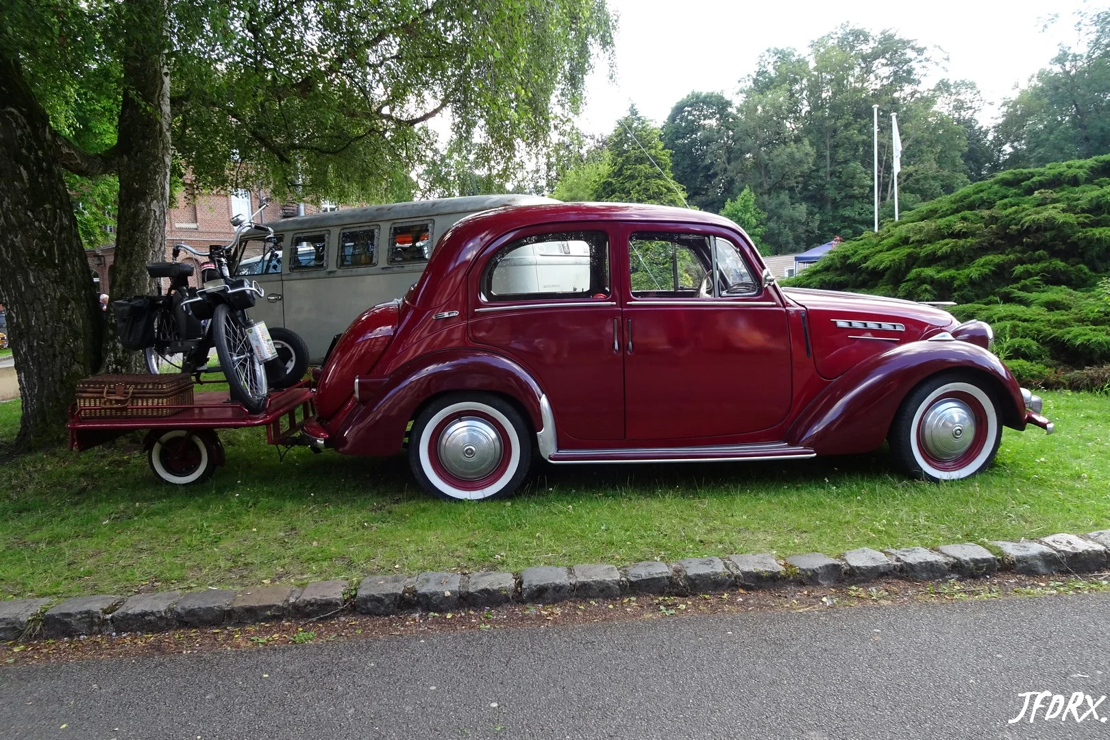 Simca 8 de couleur carmin et sa remorque présente aux Doyennes d'Anchin le 23/06/24.